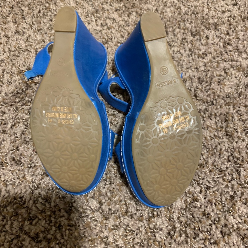 Kayleen by Los Angeles Blue wedges